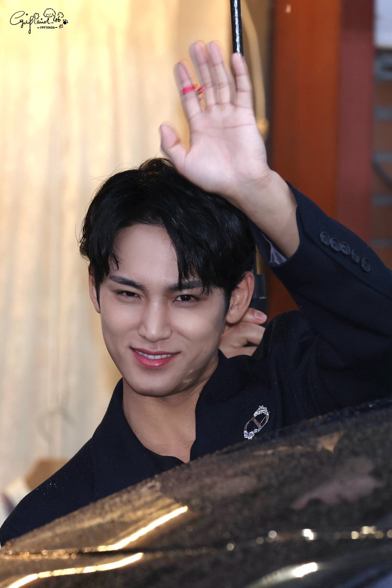 Mingyuying0406's tweet image. 241116 UNOLVE 어노브

화려한 퇴장💍🖐🏻

#세븐틴 #SEVENTEEN 
#민규 #MINGYU 
@pledis_17