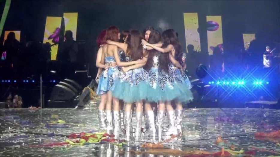 The love that this picture has. Congratulations, Bini !!

GRAND BINIVERSE DAY 1

#BINISlaysAtAranetaColiseum
#GrandBINIverse <a href="/BINI_ph/">BINI_PH</a>