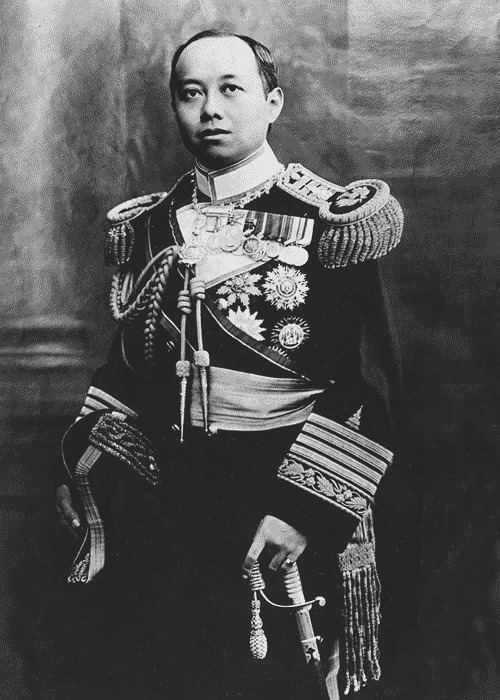 vnomenon's tweet photo. เนื่องด้วยเดือนพฤศจิกายนนี้ เป็นเดือนที่สมเด็จ #พระมหาธีรราชเจ้า เสด็จสวรรคต จึงจะขอนำเรื่องราวที่เกิดขึ้นในรัชสมัยของล้นเกล้ารัชกาลที่ ๖ มาเล่าสู่กันฟังตลอดเดือนนี้

#พระบาทสมเด็จพระมงกุฎเกล้าเจ้าอยู่หัว โปรดให้มีการจัดตั้งโรงเรียนใน #ภาคอีสาน ทั้งสิ้น ๑๘ โรงเรียนในปีพ.ศ.๒๔๕๕

ในปีพศ ๒๔๖๔ ทรงออกพระราชบัญญัติ บังคับ ให้เด็กไทยอายุ ๗ ปี ต้องเข้ารับการศึกษาจนถึงอายุ ๑๔ ปี โดย "ไม่ต้องเสียค่าเล่าเรียน" นอกจากเรื่องการเรียนแล้ว ล้นเกล้าร. ๖ ยังทรงส่งเสริมวิชาชีพด้วยในนครราชสีมา เป็นที่มาของการจัดตั้งโรงเรียนเพาะช่างในเวลาต่อมา

มาถึงในรัชกาลที่ ๗ ช่วงปี ๒๔๖๔ - ๒๔๗๓ ไทยตกอยู่ในภาวะเศรษฐกิจตกต่ำจากภาวะสงครามโลกและเศรษฐกิจโลกถดถอย รัชกาลที่ ๗ พระราชทานเงินท้องพระคลัง ๓ ล้านบาทช่วยเหลือโรงเรียนต่างๆ ในภาคอีสานทุกจังหวัดเพื่อช่วยเหลือและลดภาระราษฎรในโรงเรียนประชาบาล(เอกชน)