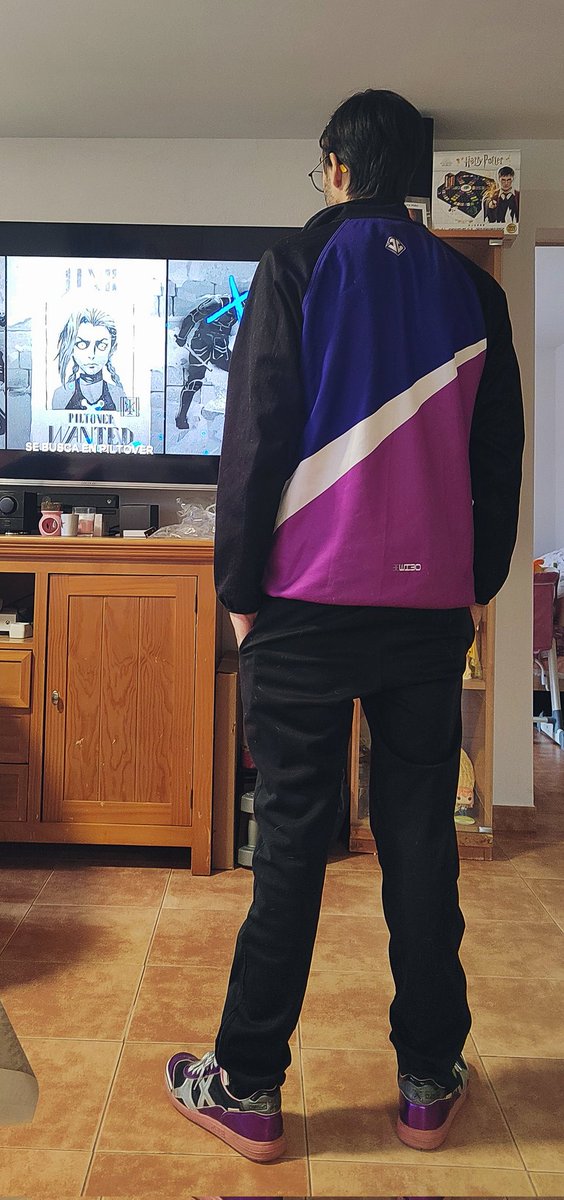 Hoy es día de partido y nuestro staff lo sabe!!

Jugamos contra <a href="/SomosAxia/">AXIA</a> a las 17h en <a href="/LEAmateur_/">LEA</a> .

Mucha suerte 🍀.

🌪️💜🐧

#DiadePartit