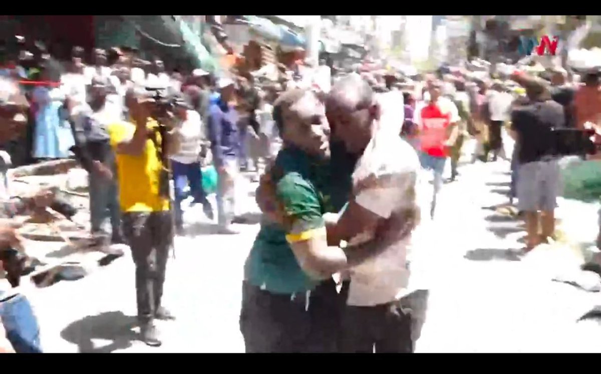 MariaSTsehai's tweet photo. 🚨UPDATED AND EDITED POST‼️
 
STARTED  SAD 😭💔 ENDED WELL 😓
This young man was reported to have died buried under the rubble - social media followers said he took a selfie and posted it when the building collapsed but it turns out HE MADE IT 👏🏽 He is in hospital!

Mwamba hajafariki na anaendelea na matibabu

NB:
Awali nilipewa taarifa alifariki ila walinishtua wadau kuwa alifanikiwa kutoka 👏🏽 Tutahakikisha tunarekebisha taarifa tukipata mpya - Asanteni
