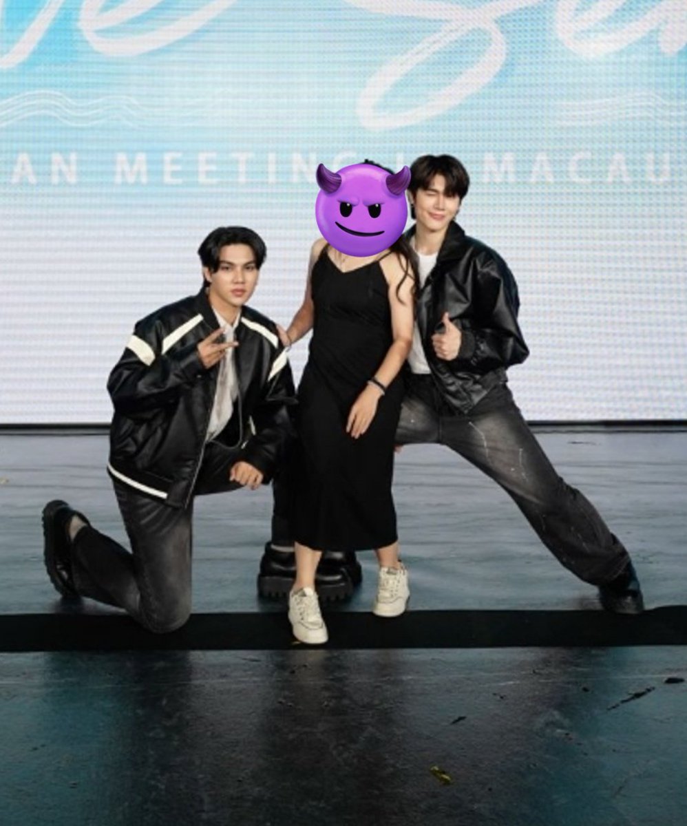 dokdokchieng's tweet photo. Let me share the worst photos I've been gatekeeping for the longest time. Just because you get permission, does not mean you can disrespect the artists.

@MemindyOfficial please work to promote a positive fan environment. Otherwise these bad fan behavior will continue to escalate https://t.co/BgBrdMGufC
