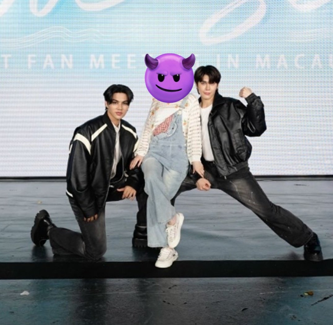 dokdokchieng's tweet photo. Let me share the worst photos I've been gatekeeping for the longest time. Just because you get permission, does not mean you can disrespect the artists.

@MemindyOfficial please work to promote a positive fan environment. Otherwise these bad fan behavior will continue to escalate https://t.co/BgBrdMGufC