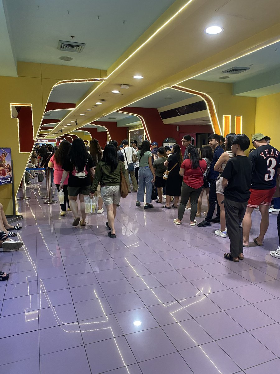 chizmoza's tweet photo. Haba ng pila guys  #HelloLoveAgain https://t.co/k7fRvcRcPe