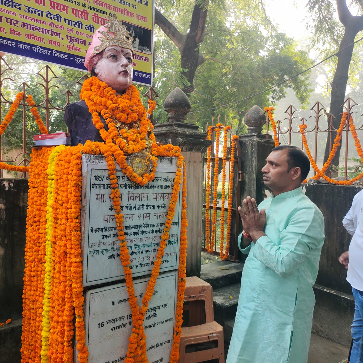 KAMTAPR41212497's tweet photo. 1857 के गदर में 36 अंग्रेजों को मारकर मौत के घाट उतारने वाली वीरांगना ऊदा देवी पासी के शहीदी दिवस पर उन्हें शत-शत नमन
जब तक सूरज चांद रहेगा 
वीरांगना ऊदा देवी तेरा नाम रहेगा https://t.co/8fa8xznsWC