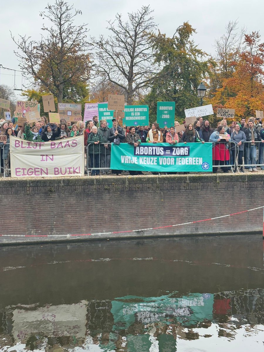 Abortus = zorg! 

Daarom staan we hier met artsen, activisten, mensenrechtenorganisaties én oude bekenden.

Juist in deze tijd, waarin conservatieve en extreemrechtse politici kansen zoeken om anderen te onderdrukken, is het belangrijk om onze stem te laten horen.✊🏼
