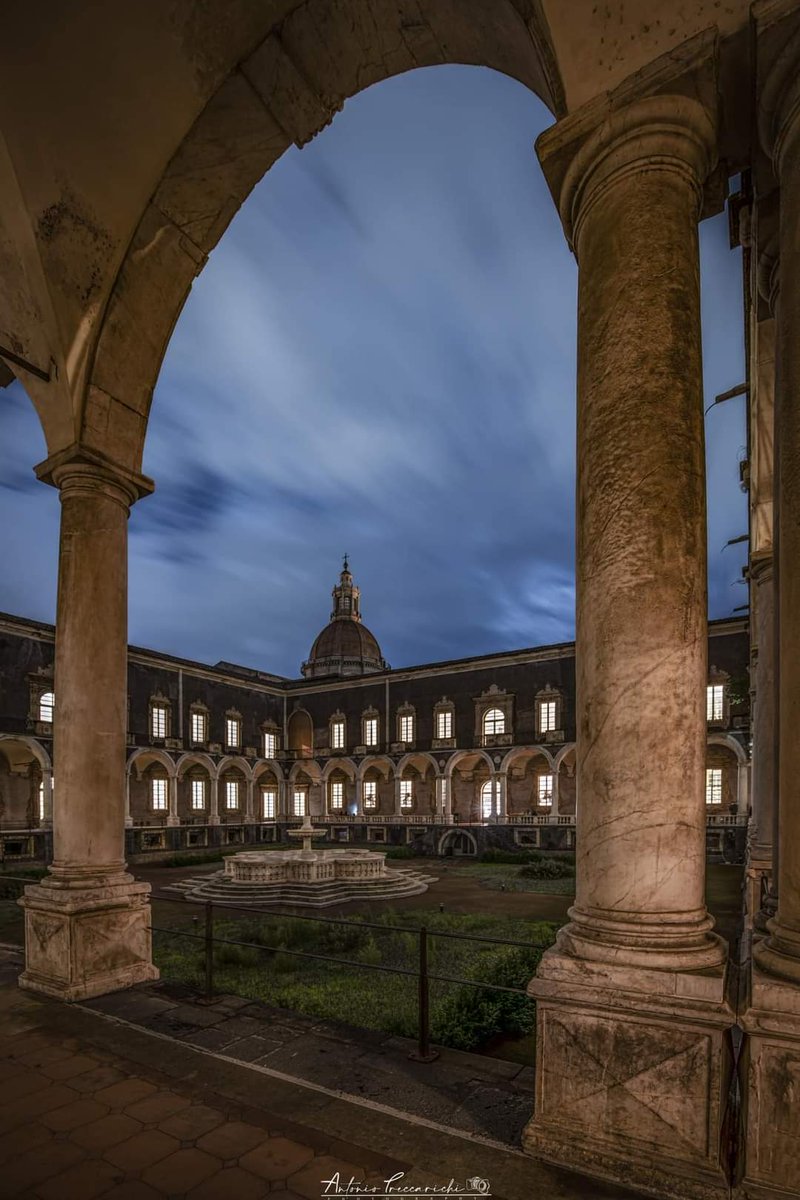Veduta serale di uno degli elementi architettonici più significativi del monastero dei Benedettini di Catania, il chiostro, che conserva intatta la sua bellezza originaria.
#knightofmalta #shosj #cavaliermalta