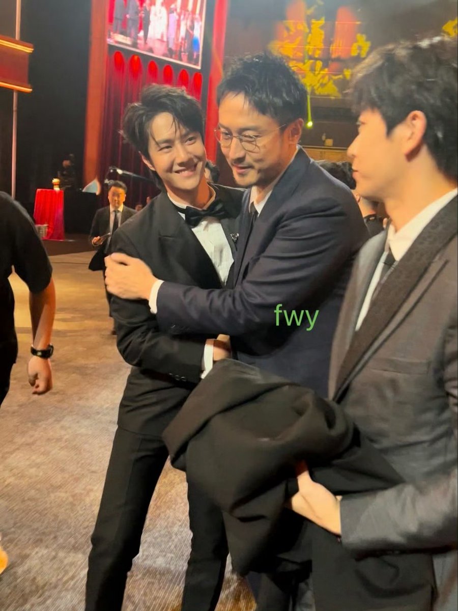 이보 무명 찍을때 애착형(이 배우분 이름 맨날 까먹음) 만나서 좋아하는거 봐🥺 얼굴에 애교가 가득함ㅋㅋㅋㅋㅋ 귀여워...