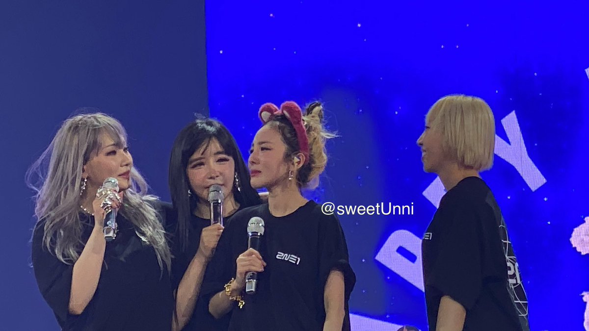 sweetUnni's tweet photo. Mahirap talaga pigilin ang iyak pag may pa-banner na ang blackjacks 😜🥹 Happy Birthday! 🥳😘🎂 @krungy21 

Day 1
#2NE1inMANILA 
#2NE1WELCOMEBACKinMANILA 
#2NE1_WELCOMEBACKinManilaDay https://t.co/Am8qE8m1VI