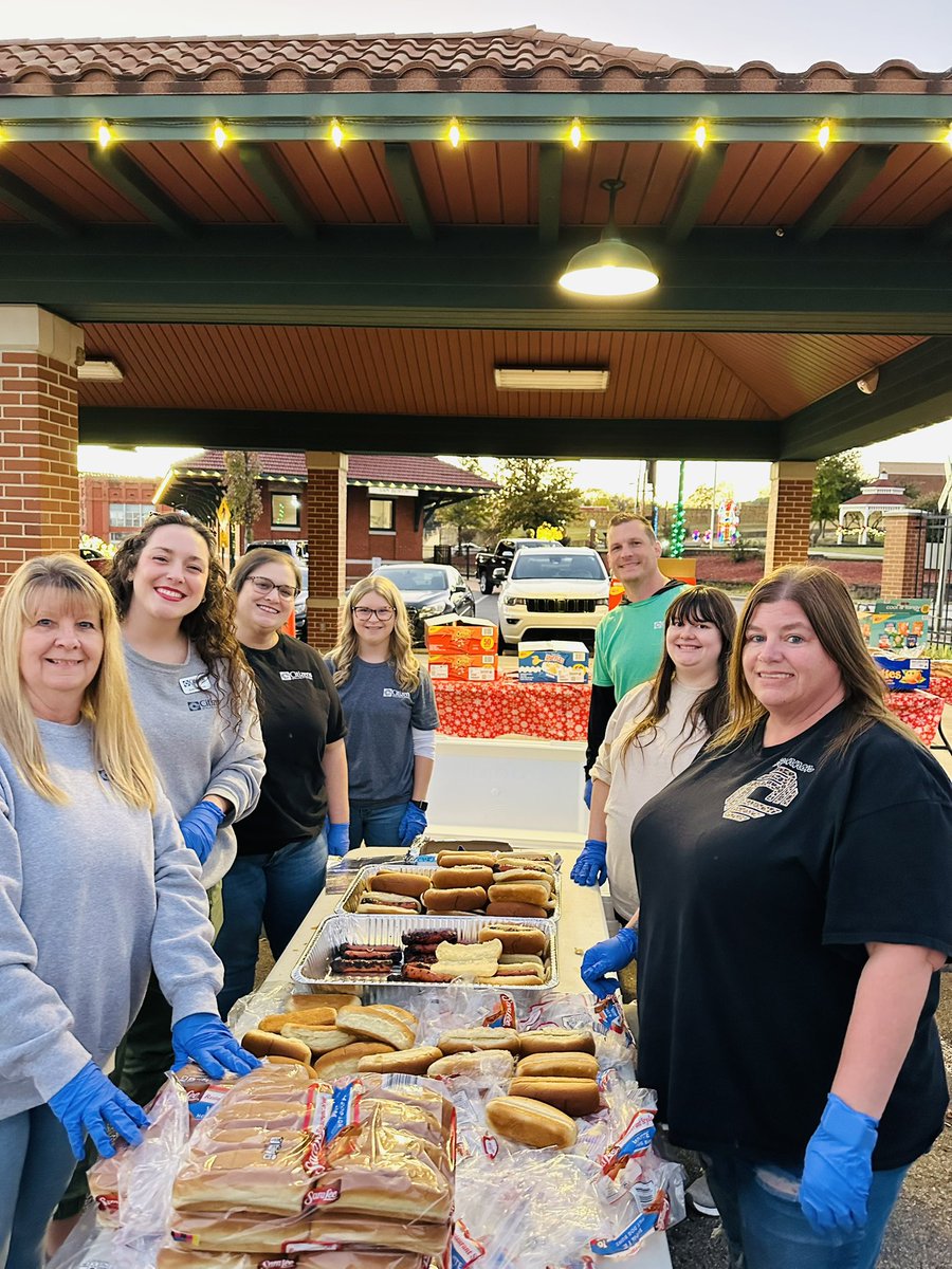 These Citizens Bankers grilled and served over 700 hotdogs last night at the 2nd Annual Van Buren Christmas Tree Lighting last night at Freedom Park! What a great turnout!