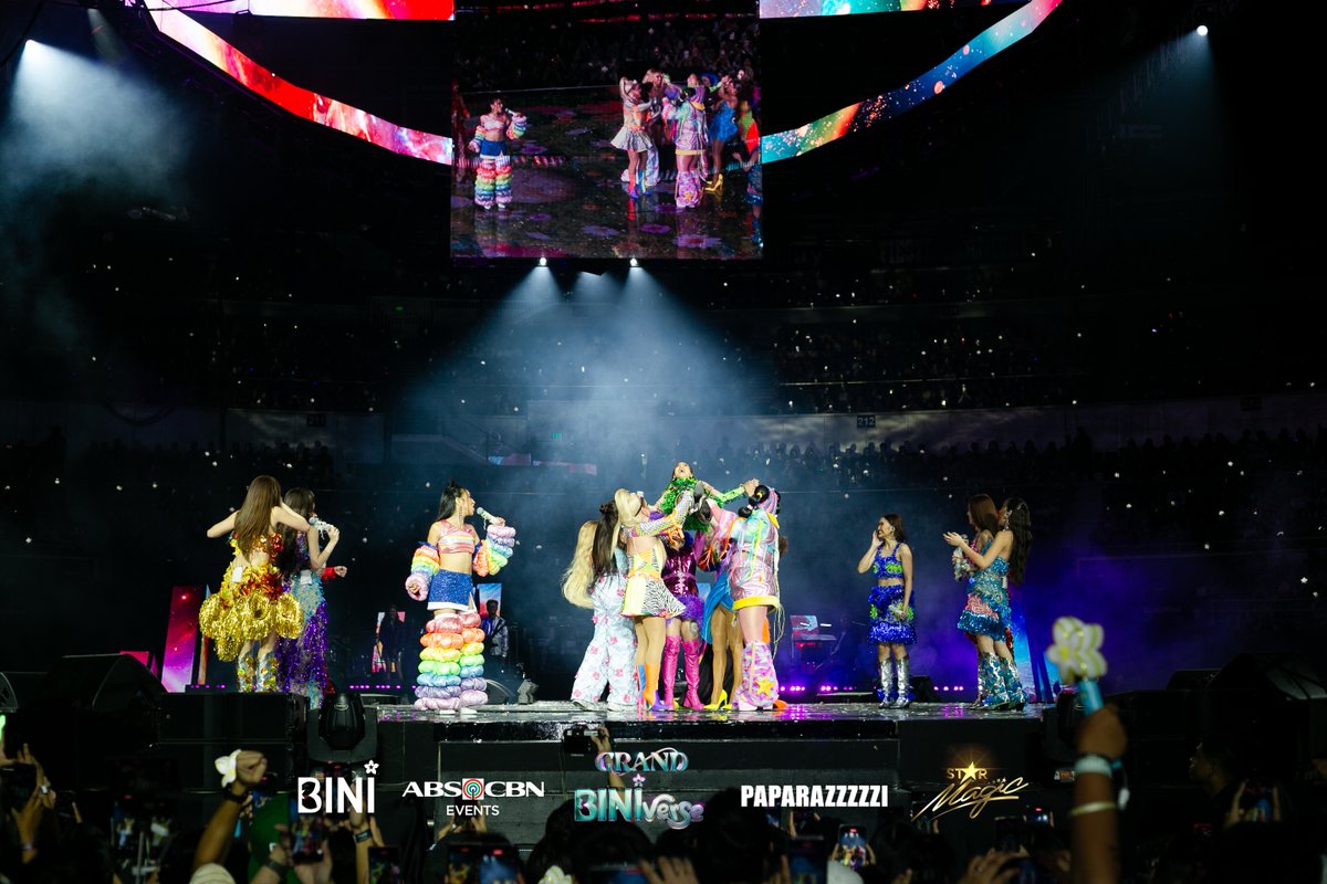 #BINI: Ola, hey, RAMPA! Shining, slaying, and QUEEN-ing their way to the top! ✨💅🏻

📸 <a href="/paparazzzzziph/">'</a>
#BINIverseAraneta #GrandBINIverse #GrandBINIverseDay1 #BINI_Novemverse #ABSCBNEvents #ABSCBNMusic #TatakStarMagic #StarMagic