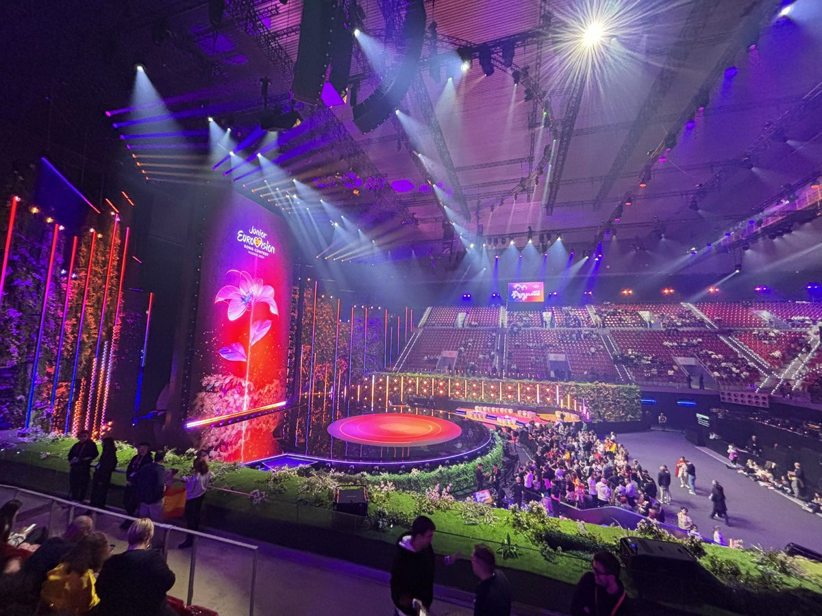 lauraperezlt's tweet image. ¿Lo fuerte que es tener Eurovisión en casa? 

Después de años viajando por Europa, es muy emocionante disfrutarlo por fin aquí y ver que somos capaces de organizar un Junior a la altura #LetsBloom 🌸🌺