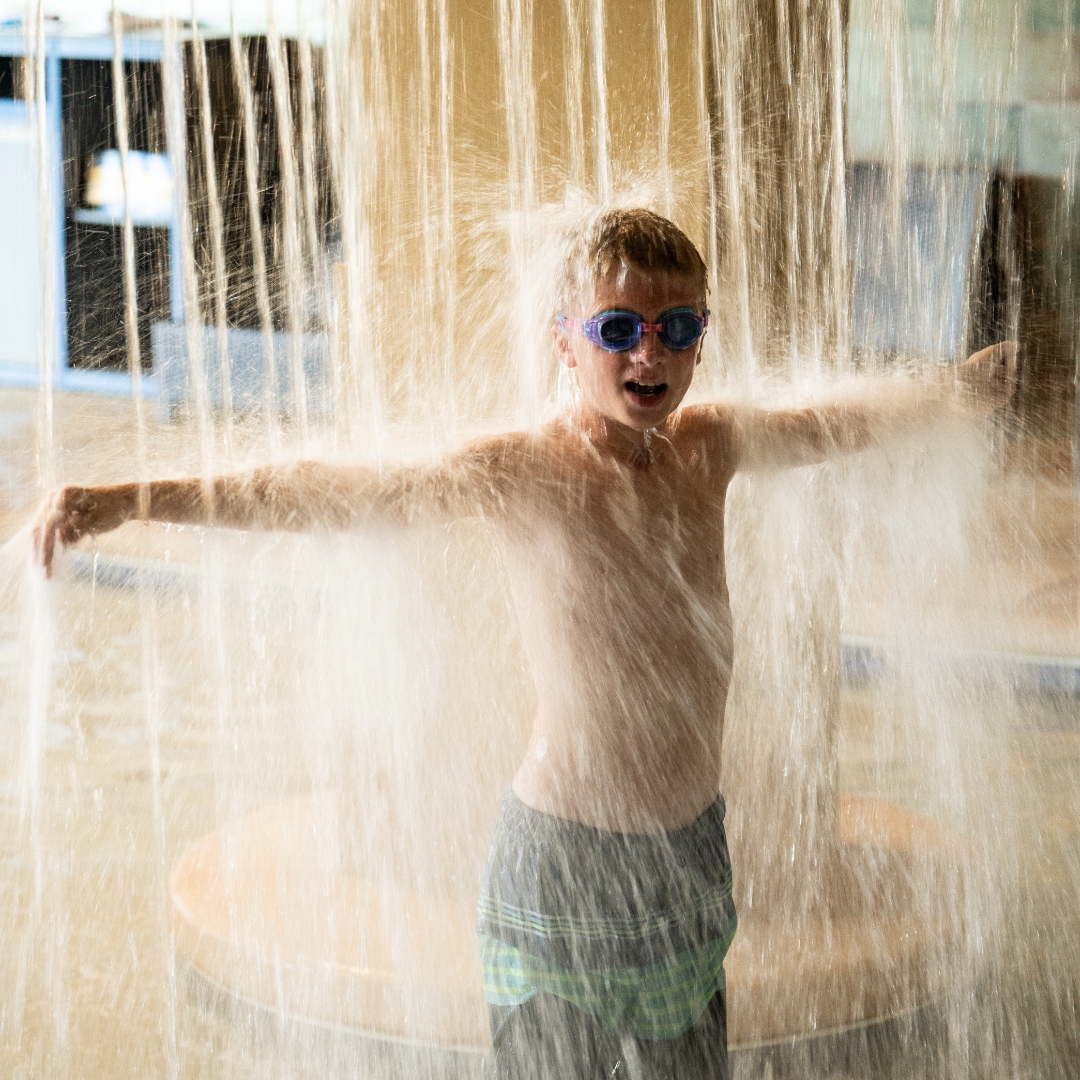 Water fun for the little ones! 🌊 Our indoor wading pool, complete with a waterfall, is the perfect spot to make a splash. 🐳