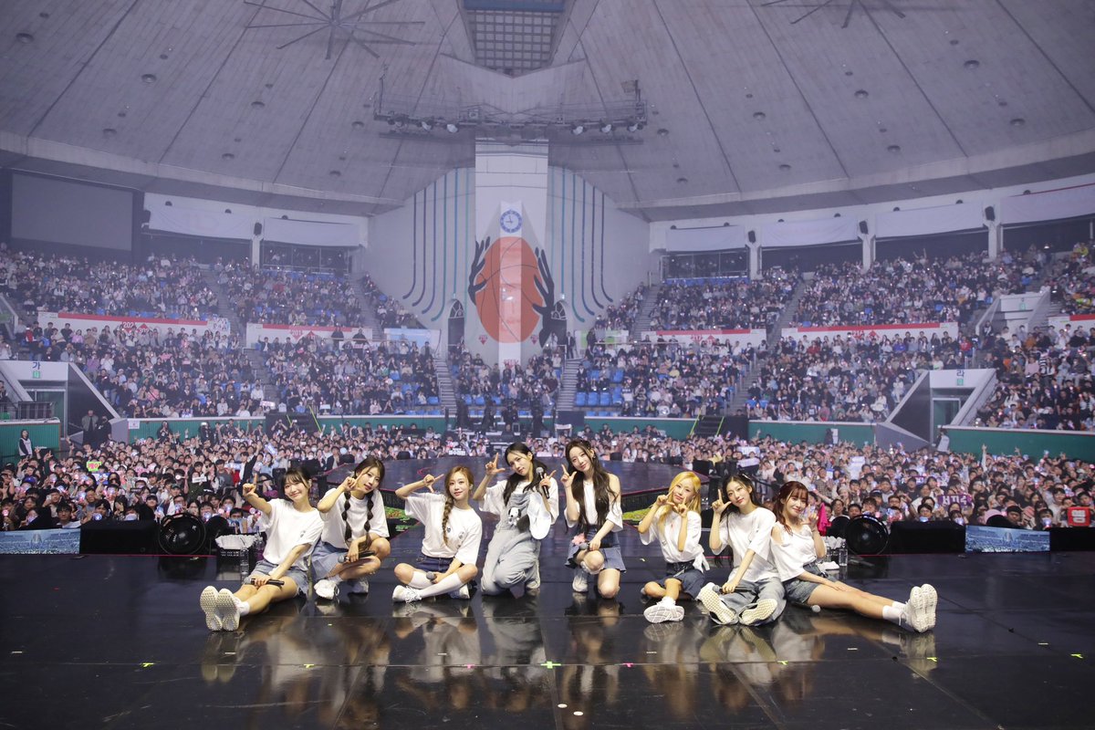 Official_LVLZ's tweet photo. [📸] 241116 #겨울나라의_러블리즈4 DAY 1

꿈같은 시간이 시작된 하루☁️
시간이 멈췄으면 좋겠다⏰
사랑해 러블리즈💗

#Lovelyz #러블리즈
#10th_Anniversary #Concert 
#Lovelinus https://t.co/XT5K1dztse
