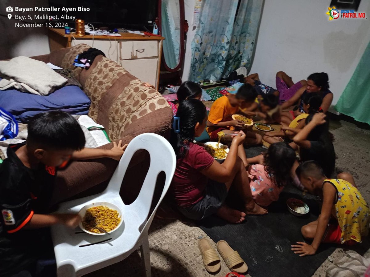 bayanmo's tweet image. Nagsisilbing evacuation center ng limang pamilya ang isang bahay sa Brgy. 5, Malilipot, #Albay dahil sa banta ng Bagyong #PepitoPH. 

#Bagyo