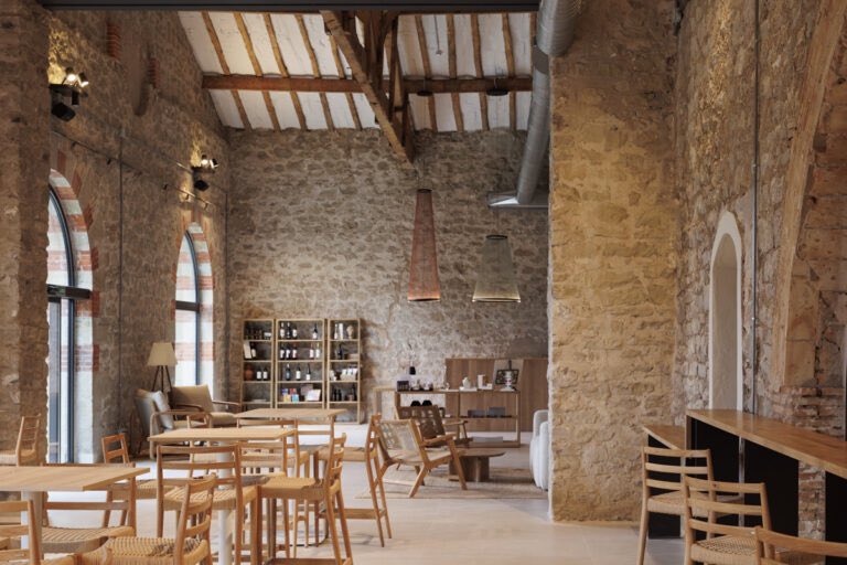 Hoy en el nuevo muelle de carga de <a href="/RiojaBordon/">BodegaFrancoEspañola</a> en Franco Españolas, de 19 a 22 celebrando el Día de la Moda y lo bonito que han dejado ese espacio. 

📸 : <a href="/NueveCuatroUno/">NueveCuatroUno</a>