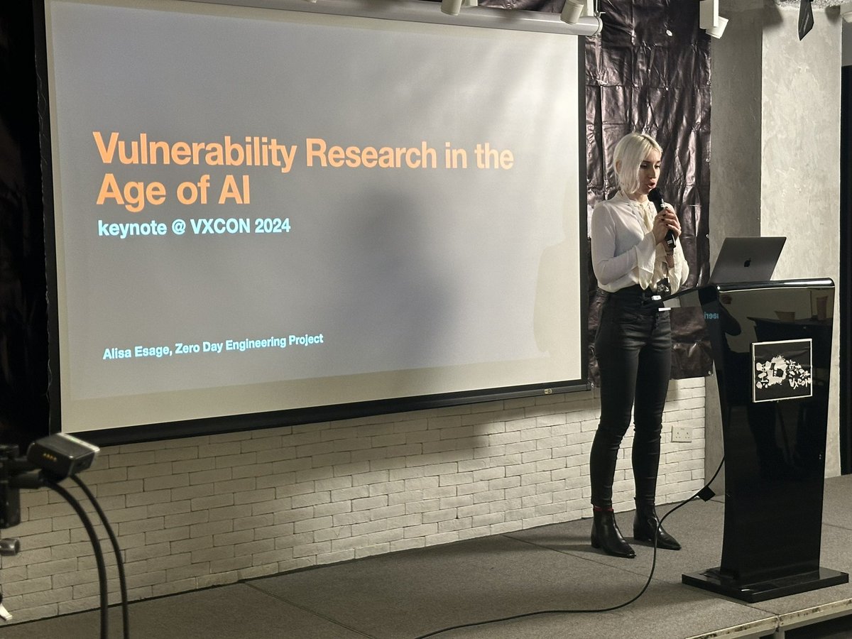 vxresearch's tweet photo. @alisaesage on stage gives the keynote for us. https://t.co/IOMe4PvOi0