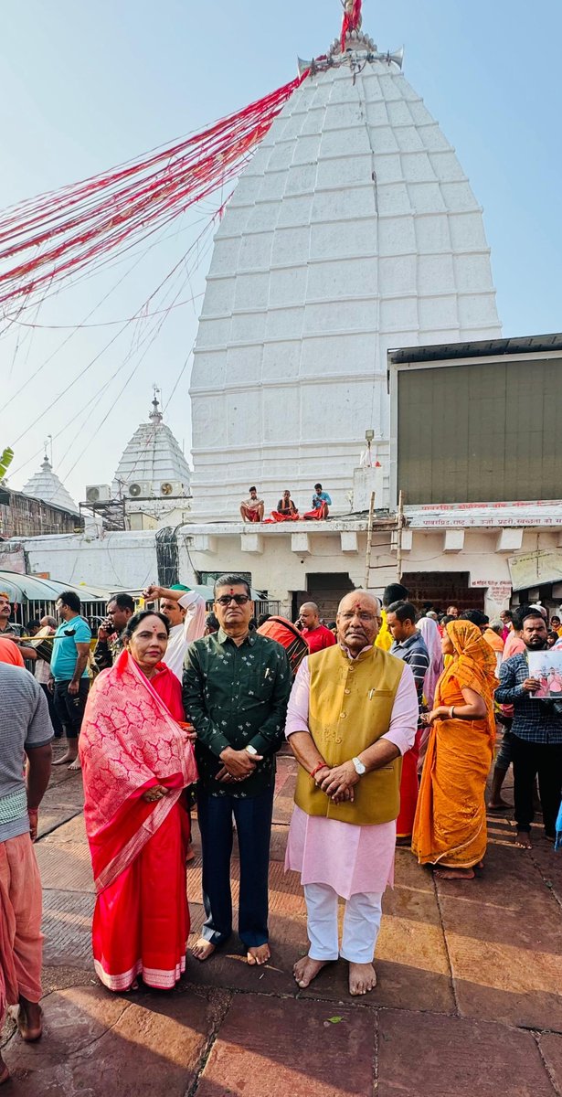 tarkishorepd's tweet photo. ॐ हौं जूं सः ॐ भूर्भुवः स्वः ॐ त्र्यम्बकं यजामहे सुगन्धिं पुष्टिवर्धनम् 
उर्वारुकमिव बन्धनान्मृ त्योर्मुक्षीय मामृतात् ॐ स्वः भुवः भूः ॐ सः जूं हौं ॐ।

देवघर स्थित बाबा बैद्यनाथ धाम में देवाधिदेव भगवान महादेव के पूजा अर्चना कर आशीर्वाद प्राप्त किया।

देवाधिदेव महादेव की कृपा आप सभी पर बनी रहे।

नमः पार्वती पतये, हर-हर महादेव 🙏🏻

#TarkishorePrasad #Deoghar