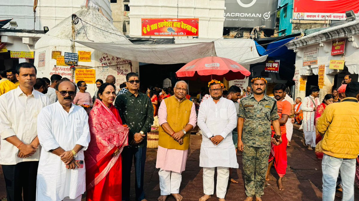 tarkishorepd's tweet photo. ॐ हौं जूं सः ॐ भूर्भुवः स्वः ॐ त्र्यम्बकं यजामहे सुगन्धिं पुष्टिवर्धनम् 
उर्वारुकमिव बन्धनान्मृ त्योर्मुक्षीय मामृतात् ॐ स्वः भुवः भूः ॐ सः जूं हौं ॐ।

देवघर स्थित बाबा बैद्यनाथ धाम में देवाधिदेव भगवान महादेव के पूजा अर्चना कर आशीर्वाद प्राप्त किया।

देवाधिदेव महादेव की कृपा आप सभी पर बनी रहे।

नमः पार्वती पतये, हर-हर महादेव 🙏🏻

#TarkishorePrasad #Deoghar