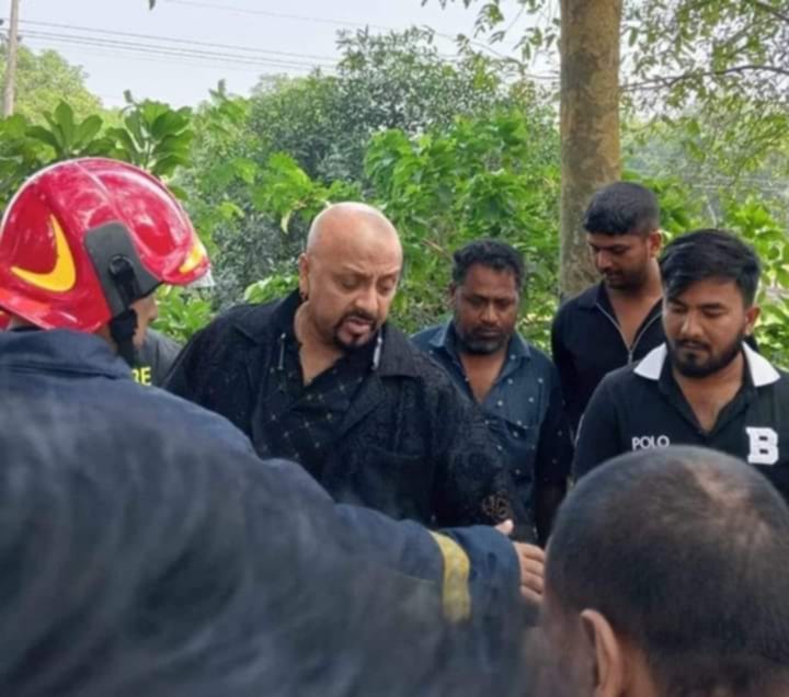 মাদারীপুরে গাড়ির নিয়ন্ত্রণ হারিয়ে গাছের সঙ্গে ধাক্কা, চিত্র নায়ক রুবেল আহত