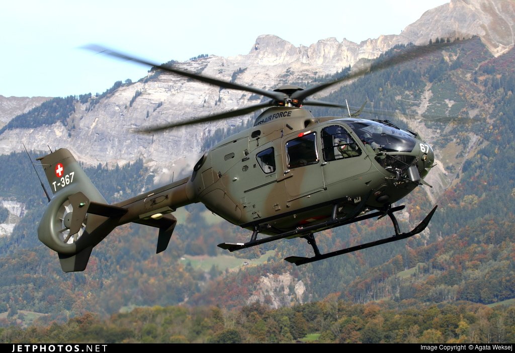 ivancp25's tweet photo. #AccidenteAéreo de un #Eurocopter #EC635P2+ (T-367) de la Fuerza Aérea de Suiza. Se estrelló en #Alpnachstad, en #Obwalden en la aproximación a la Base Aérea de #Alpnach (LSMA), #Suiza 🇨🇭. Los 2 pilotos resultaron ilesos, afortunadamente. Se investigan las causas. 06-11-24 https://t.co/ITybRokV8B
