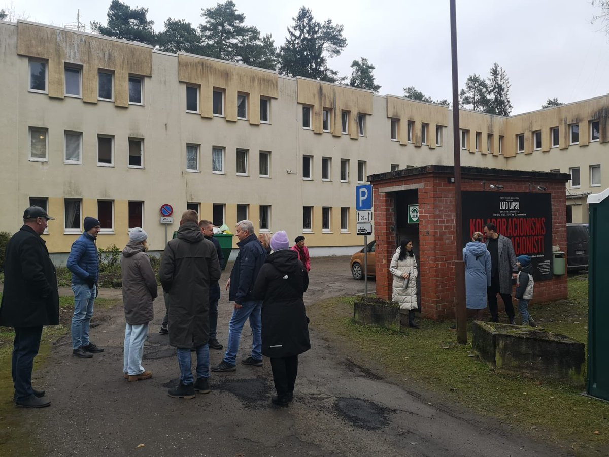 Lato_Lapsa's tweet photo. Ir sestdiena, un cilvēki turpina plūst uz Ogres kolaboracionistu izstādi. https://t.co/N4lfihVqWZ