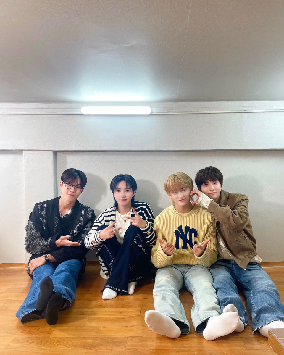 NCTsmtown's tweet photo. 𝘞𝘩𝘦𝘯 𝘐’𝘮 𝘞𝘪𝘵𝘩 𝘔𝘺 𝘉𝘦𝘴𝘵 𝘍𝘳𝘪𝘦𝘯𝘥𝘴 ☆ ᒃ♪♬

#JUNGWOO #MARK #RENJUN
#정우 #마크 #런쥔 
#NCT #NCT127 #NCTDREAM
#SHOWNU #셔누
#MONSTAX #몬스타엑스
#노포기 #NOPOGY
#WhenImWithYou
#NCTDREAM_WhenImWithYou https://t.co/YB1e0MjQ82