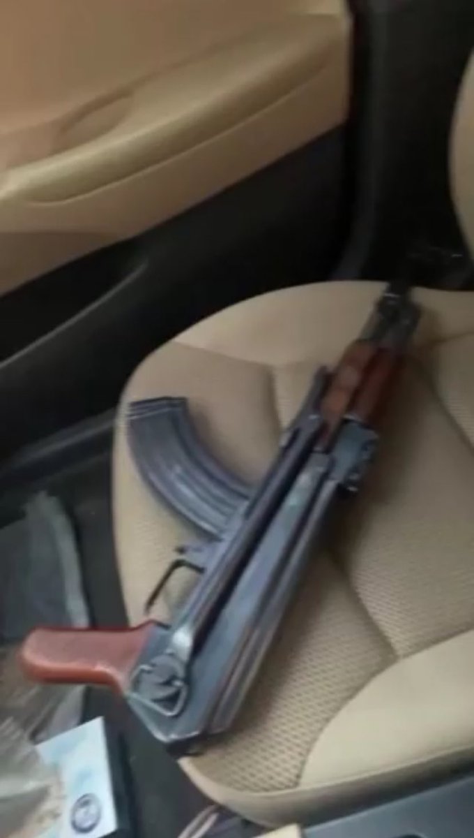 لا صار قلبك مثل وضع الفنادق
تستقبل الضيفان من باب الإعجاب 

أبشر برشاش وعشرة بنادق 
مقتول والتهمه: منافق ، وكذاب