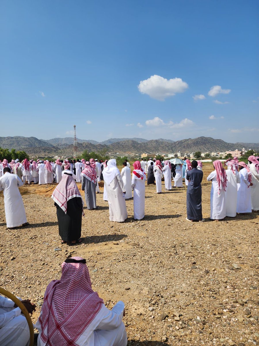 وارينا الثرى اليوم أشهر معمر و راوية حكيم، أخذنا عنه سير أسلافنا في مراتخ #بحر_أبو_سكينة العم ؛ عوض بر معجم.

- شارك رحمه الله زهير ابن أبي سلمى حكمة السأم من الحياة بارتحال الأحباب وتبدل الأحوال، بمقولته العميقة "قد امتلأت القرية 3 مرات وخليت"
أي أنه عاصر 3 اجيال، قضت جميعها💔
.