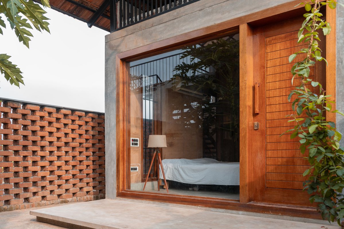 w_emerg's tweet image. Can modern housing embrace both sustainability and elegance? SITH Villa, designed by Aagaram Architects, answers this question with its thoughtful integration of traditional techniques and contemporary design. 
#SustainableLiving #EcoArchitecture #InnovativeDesign #GreenHousing