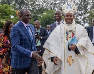 RealOmtatah's tweet photo. This photo of Anthony Muheria snubbing Mr. Must Go in Embu is the photo of the day.

The Church is tired of this man! https://t.co/0e5tRLAqCx