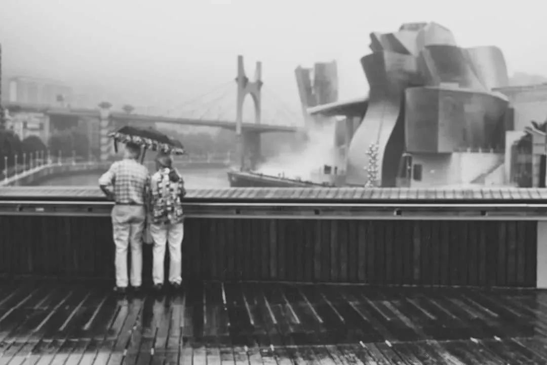 MuseoGuggenheim's tweet photo. 🌧️ ¿Quién dice que la lluvia arruina los planes? Bajo el paraguas, hay muchas historias que contar. ☔️✨

👉📸 Si quieres que, como la de (IG) zoximage, tu foto del Museo sea elegida como #FotoDeLaSemana, menciónanos y añade #MyGuggenheimBilbao.

#PhotoOfTheWeek https://t.co/EjYVpV6bpy