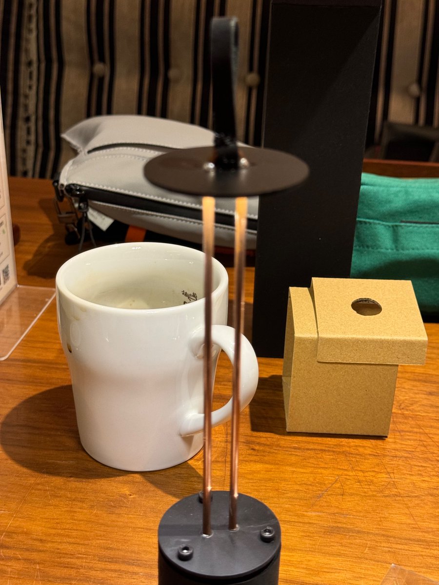 GENKAKU1999's tweet photo. MNGその3 スタイリッシュな卓上ライトequal
@DesktopIndustry さんプロダクト

バッテリー式かつ調光可能でスマートな照明
基部はレザーで落ち着いた質感
2本の銅管が浮かびがるようで面白い https://t.co/DBRIqDSf0v