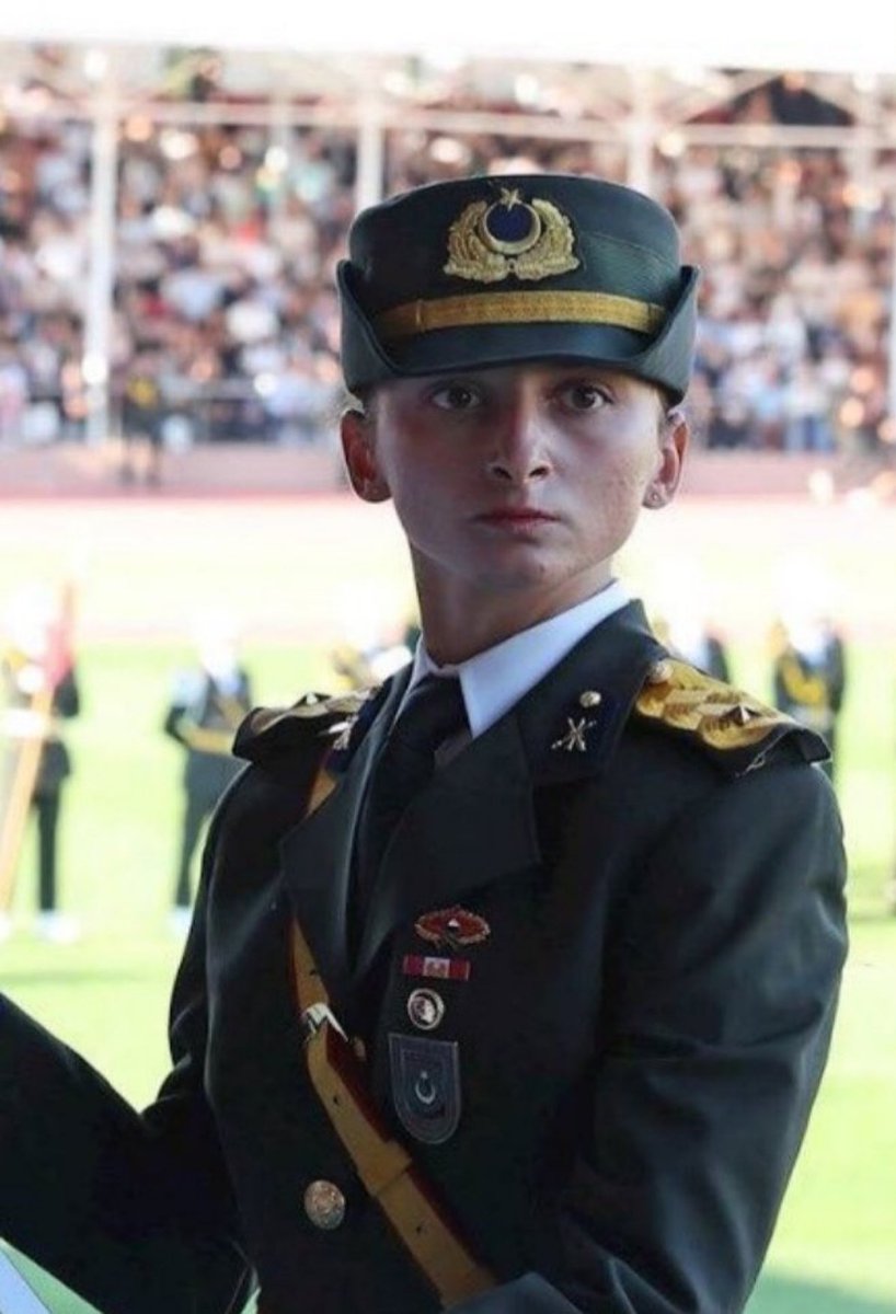 __pearII's tweet photo. Kara Harp Okulu Mezunu Birincisi Teğmen Ebru Eroğlu'nun kartal bakışlarına dikkat! 

“Cesurun bakışı, korkağın kılıcından keskindir.” https://t.co/xhIVSuRfZn