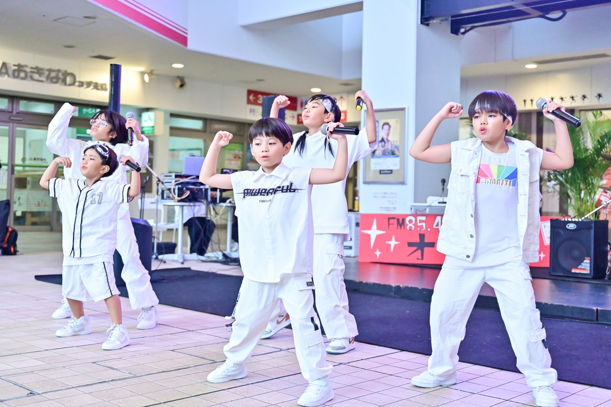 7seas_So_blue's tweet photo. オキラジオールスター秋の感謝祭、トリを務めたFuzzy Bunny🐰 &amp; Free 2BMe🪽を観に行った📻
会場をめっちゃ盛り上げて最高でした✨
オキラジさん、15周年おめでとう🎉
#RNentertainment
#FuzzyBunny
#Free2BMe
#オキラジ https://t.co/qa9jOEtidM