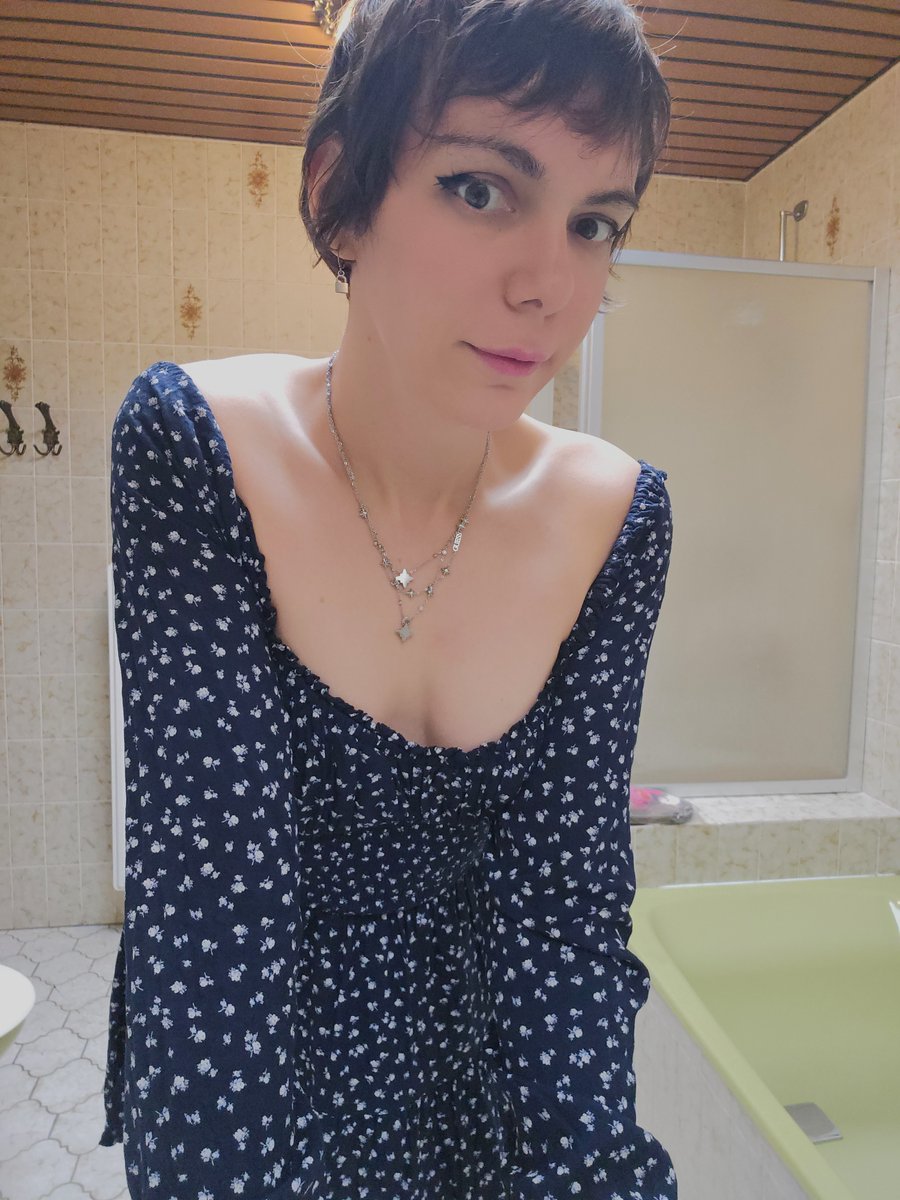 Thanks all for the compliments!!  💕
This is a more recent picture of me in a dress.
I can't wait for my hair to grow!! Why is it so slooooooooowwww 🙈