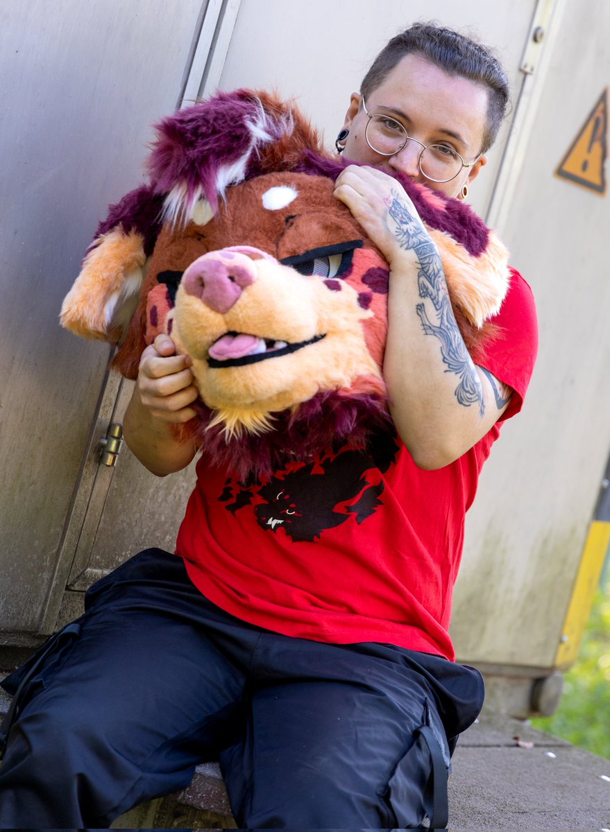 Artist vs sona 🐶

🧵 <a href="/tomacats_suits/">🍅TOMACATS 🐱</a> 
📷 @LeonRitter94 ♥️