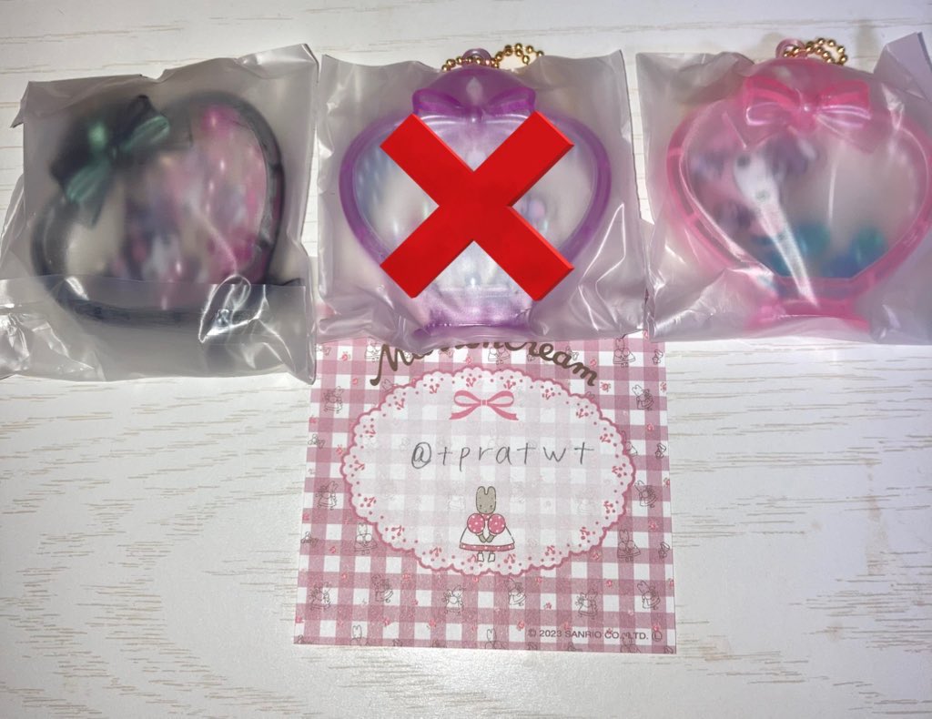 tpratwt's tweet photo. サンリオ ロミキュンルーム チャーム シークレットチャーム クロミ マイメロ

【譲👑】 メロクロ（黒）
         マイメロ（薄ピンク）
【求💕】 メロクロ（薄ピンク）
        クロミ（黒）
マイメロ↔クロミ、メロクロ↔メロクロとの交換希望です。郵送のみ。 https://t.co/8Xq8nb0HBk
