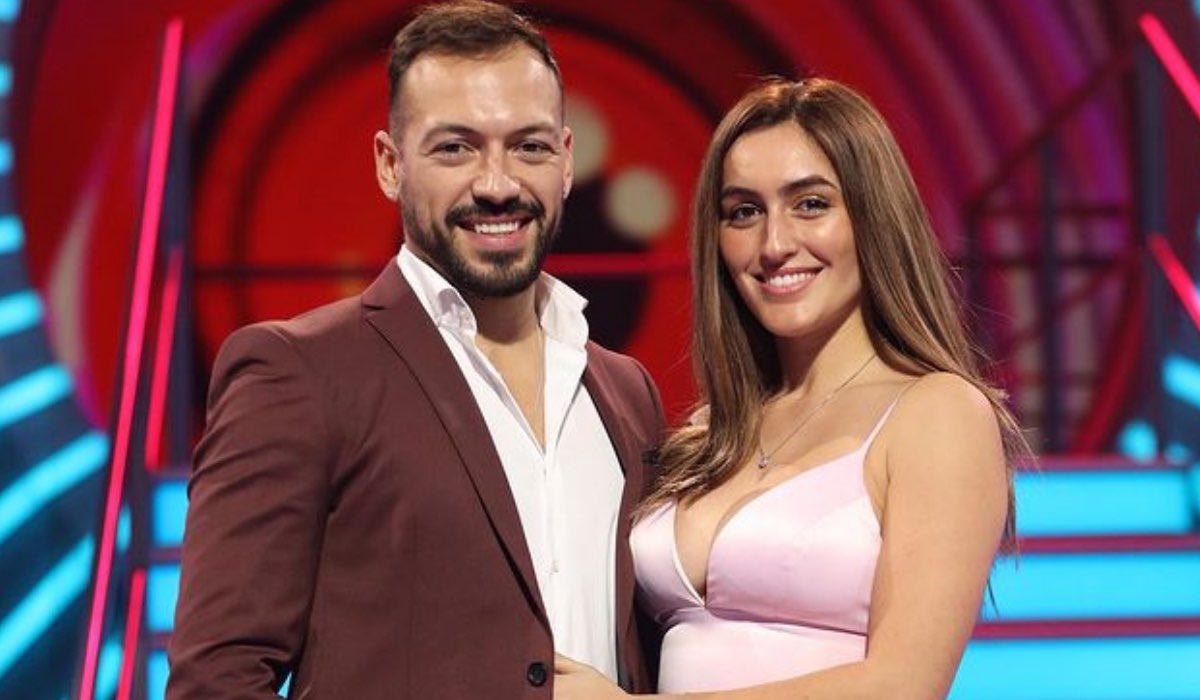 MiguelMartinho7's tweet photo. 16 de Novembro de 2020: O momento mágico chegou a Ericeira, onde André Abrantes pede a Zena Pacheco em namoro num reality show como o BB Revolução. 

E 4 anos depois, ainda agora estão juntos, num amor eterno entre a Zena e o André de uma maneira romântica. 

#SSTVI #AnZe https://t.co/TpSEEcWEG6