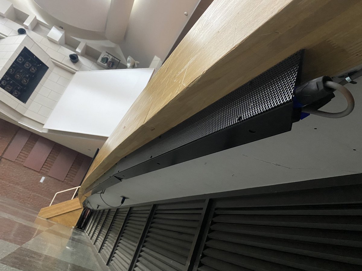 YosiSound's tweet image. 国内取扱いが #audiobrains となった #karray  ですが、北海道の片田舎町の施設でメインとして鎮座しております。 #InterBEE2024  ではロープスピーカーとか紐スピーカーとか言われてるアナコンダが実に良い働きをしてくれてます。 町民からはボッコ（棒）と呼ばれてるのです。