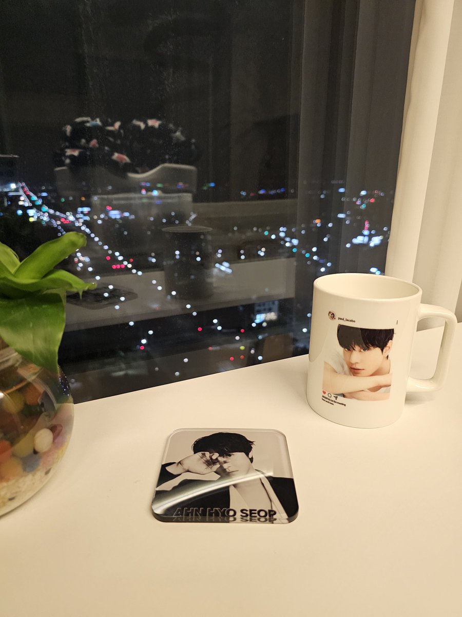 분명 티코스터인데.... 얼굴 가려질까봐 컵 못 올리는거
어쩌자는거야.....
영롱한 우리섭이😍

#Ahnhyoseop #안효섭 #安孝燮 #アンヒョソプ