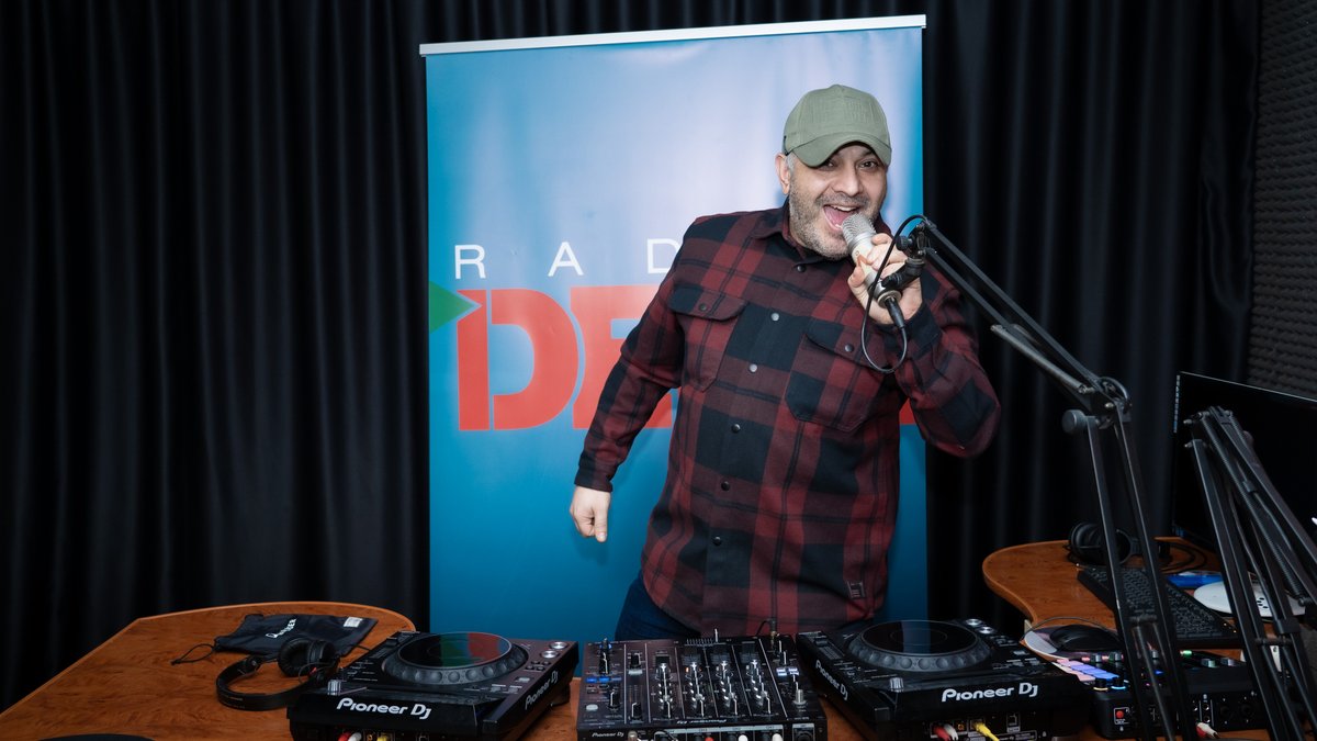 radiodeea's tweet image. Franklin Mefisto aka DJ Alex Funky D aduce energia în direct din studioul Radio DEEA, într-un set live care promite să te țină în mișcare.
🎥  youtube.com/live/yR6EG9Ic7…
#GarageMusic #Franklin #RadioDEEA