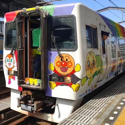 KIHOT7000's tweet photo. Very popular with children!🐶
This is a #railway vehicle created in collaboration with a character that appears in the TV #anime series "Soreike! Anpanman" based on Takashi Yanase's original work.😆

#japanese_train #bullettrain #highspeed #railroad #video #japan #アンパンマン https://t.co/oGJUBFMGHb