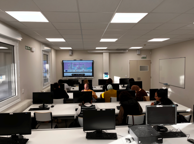 RuraldomusNav's tweet photo. Nuestro alumnado de la Escuela de Cuidados Domiciliarios han tenido la oportunidad de formarse en competencias digitales gracias a @InfoCnai.

Una vez mas, gracias por vuestro continuo apoyo, @HSJD_Pamplona, @ArreguiClinica, @FundlaCaixa, @FundCajaNavarra, @DSociales_na. https://t.co/fjANs9rQg3