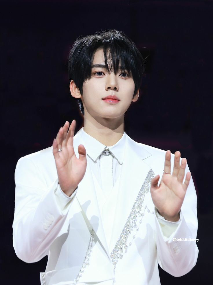 harnyujirn's tweet image. "Selamat malam! kembali lagi dengan MC kondang, Elio dan Jeelin yang akan melanjutkan Farwell Party kita. Mana sorakannya penonton dari tribun timur hingga barat dan juga penonton dirumah? SORIJILEOOOO!" ucap Elio dengan lantang menyapa penonton.