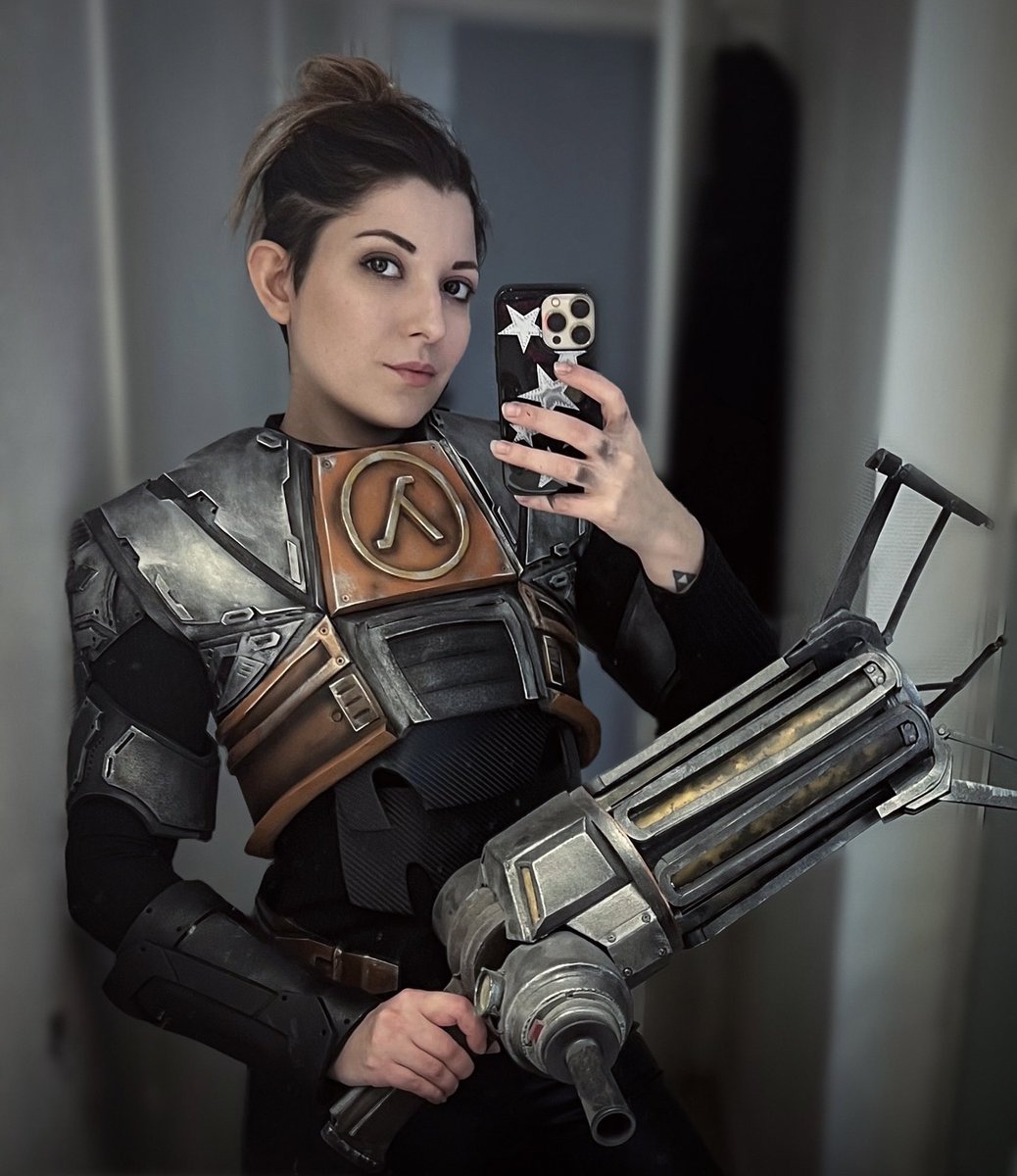 Half-Life 2 is 20 years old today ! ⚡️

My progress on the HEV suit ☢️