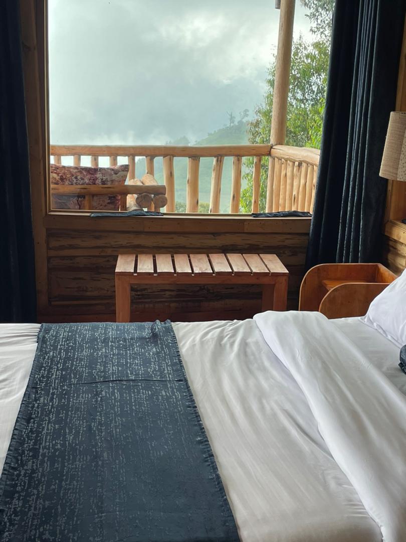 isaacayebarejr's tweet photo. Experience unmatched comfort when you stay @oruganolodge. Just a 10-minute walk to the Nkuringo sector UWA office of Bwindi National Park, the perfect starting point for your gorilla trekking adventure.
#ExploreUganda https://t.co/GuAxINQWUW