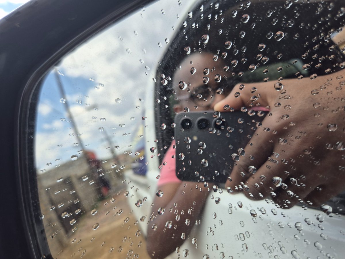 SelloMothemane's tweet image. Which phone can take better pictures than my phone? Not even an iPhone.