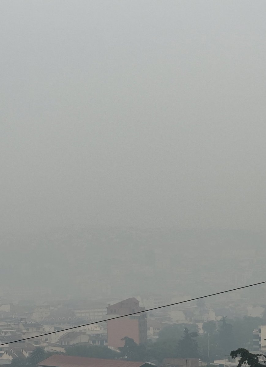 #Loja cubierta de humo. ‼️NECESITAMOS AYUDA‼️

<a href="/DanielNoboaOk/">Daniel Noboa Azin</a> <a href="/MinGobiernoEc/">Ministerio de Gobierno Ecuador</a> <a href="/MunicipioDeLoja/">Municipio de Loja</a> <a href="/Presidencia_Ec/">Presidencia Ecuador 🇪🇨</a> <a href="/prefecturaLoja/">Prefectura de Loja</a> <a href="/Polificcion/">Carlos Andrés</a> <a href="/CarlosVerareal/">Carlos Vera</a> <a href="/janethinostroza/">Janet Hinostroza</a> @AndreSamaniego_ <a href="/LaPosta_Ecu/">La Posta</a> <a href="/teleamazonasec/">Teleamazonas</a> <a href="/EcuavisaInforma/">Ecuavisa Noticias</a> <a href="/EcuadorTV/">EcuadorTV</a> <a href="/luisevivanco/">Luis Eduardo Vivanco</a>