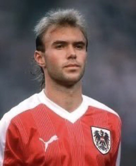 voltasport's tweet photo. 🙏🏻 2️⃣ Gerhard #Rodax
2 años sin el que fue delantero austríaco y Bota de Plata 1989/90 tras una gran temporada en el Admira Wacker fichó por el Atlético de Madrid (1990/91) para regresar a su país en el SK Rapid Viena y colgar las botas en su cliub de origen. https://t.co/2b0MW2Z35p